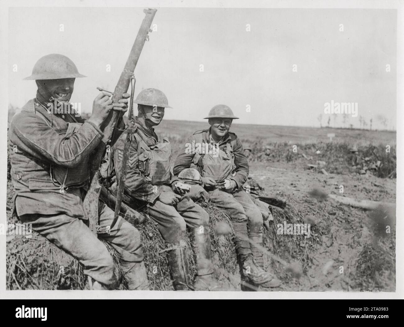 Prima guerra mondiale - tre soldati riposano e mangiano dopo un'avanzata riuscita il 18/9/18 Foto Stock