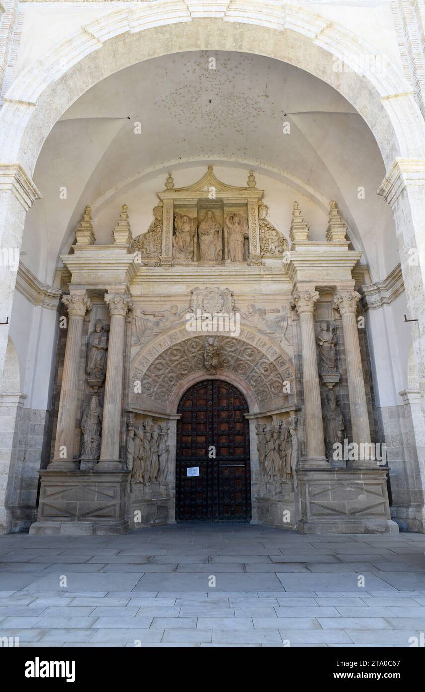 Città di Tarazona, cattedrale di Santa María de la Huerta (gotico, mudejar e rinascimentale, XII-XVI secolo). Portale rinascimentale (XVI secolo). Saragozza, Ara Foto Stock