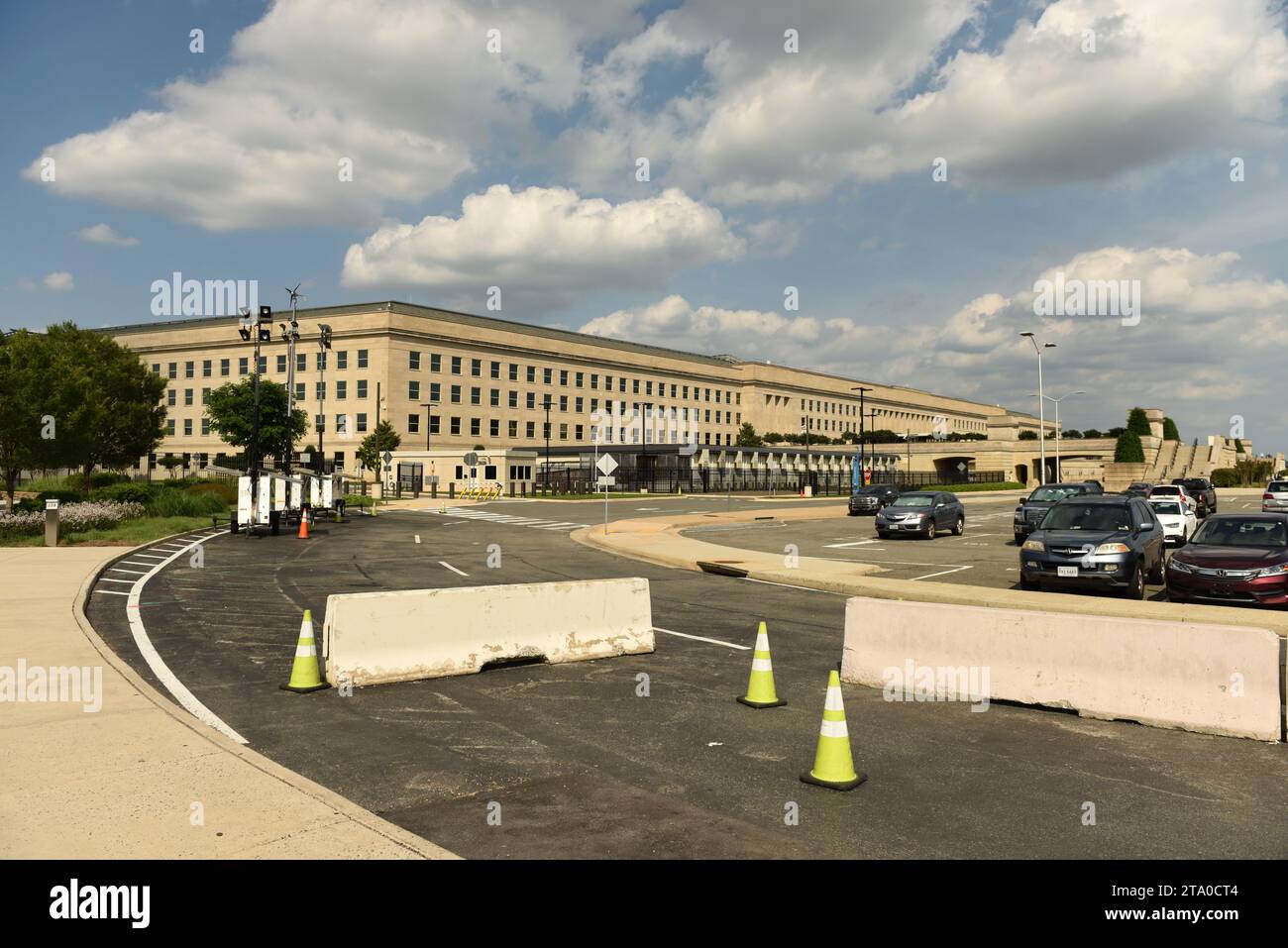 Washington, DC - 1 giugno 2018: Barriere di sicurezza di fronte all'edificio del Pentagono, quartier generale del Dipartimento della difesa degli Stati Uniti. Foto Stock