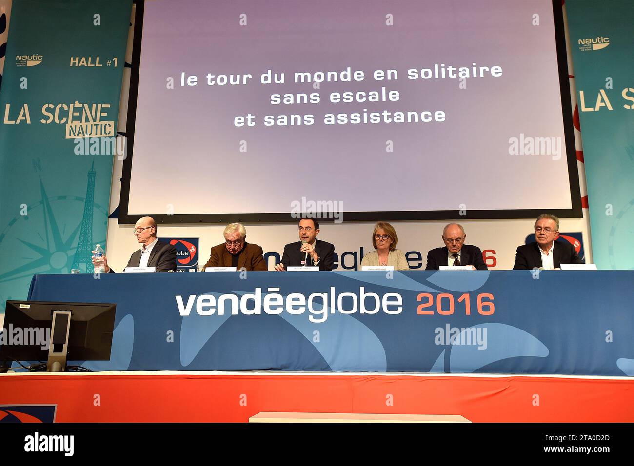 Denis Horeau (direttore gara), Didier Gallot (sindaco di Les Sables d'Olonne), Bruno Retailleau (PDT Saem Vendee), Patrica Brochard (PDT Sodebo), Jean Pierre Champion (PDT FF Voile) e Jean Kerhoas (classe PDT IMOCA) durante la conferenza stampa del Vendee Globe 2016-2017 al Nautic Boat Show di Parigi il 9 dicembre 2014 - foto Olivier Blanchet / DPPI Foto Stock