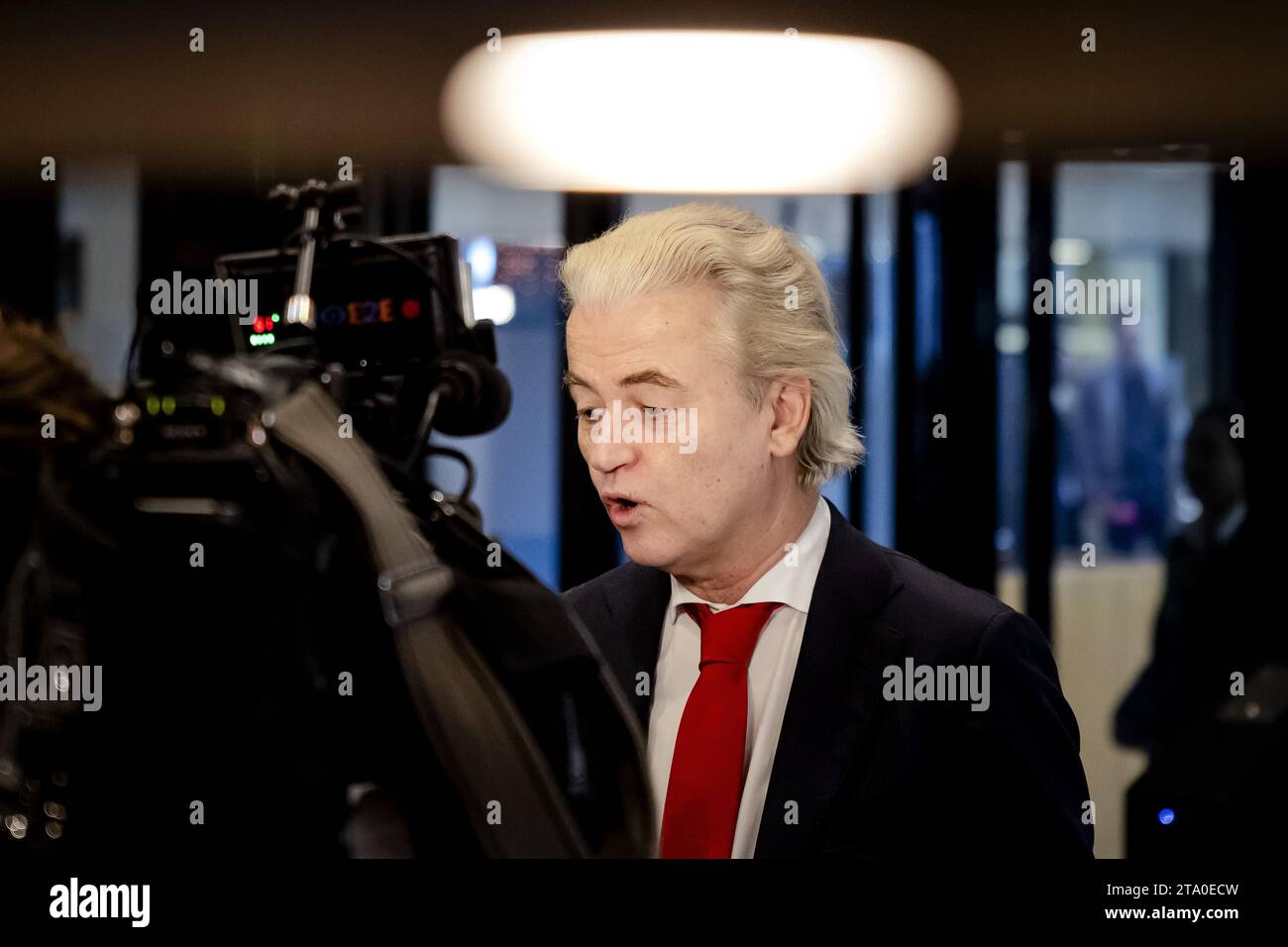 L'Aia, Paesi Bassi. 28 novembre 2023. L'AIA - Geert Wilders (PVV) dopo un incontro con i leader del partito alla camera dei rappresentanti. I leader del partito sono stati invitati di nuovo con l'obiettivo di nominare un esploratore il cui compito è quello di discutere con le fazioni e indagare quali opzioni di coalizione vedono di fronte a loro. ANP ROBIN VAN LONKHUIJSEN paesi bassi Out - belgio Out credito: ANP/Alamy Live News Foto Stock