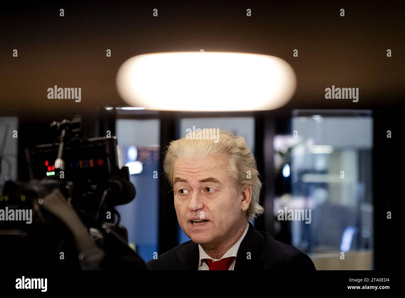 L'Aia, Paesi Bassi. 28 novembre 2023. L'AIA - Geert Wilders (PVV) dopo un incontro con i leader del partito alla camera dei rappresentanti. I leader del partito sono stati invitati di nuovo con l'obiettivo di nominare un esploratore il cui compito è quello di discutere con le fazioni e indagare quali opzioni di coalizione vedono di fronte a loro. ANP ROBIN VAN LONKHUIJSEN paesi bassi Out - belgio Out credito: ANP/Alamy Live News Foto Stock