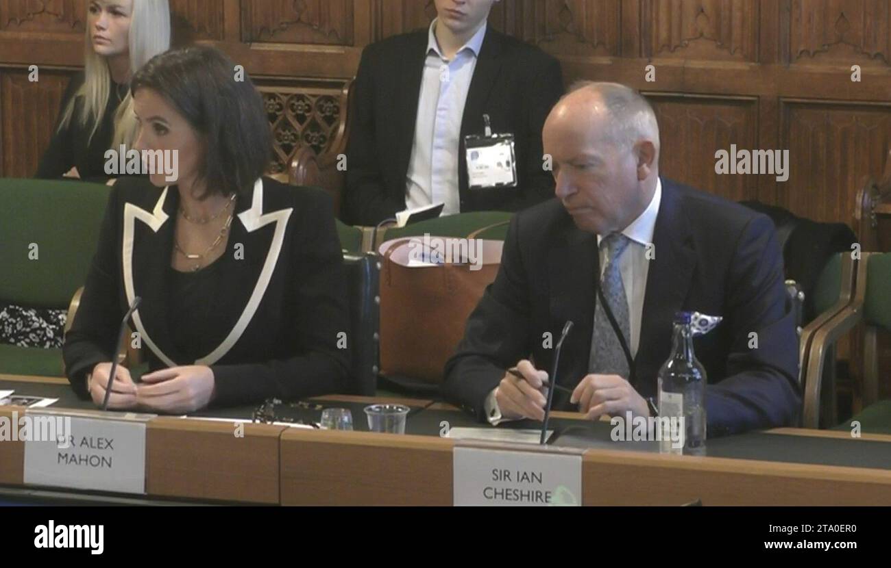 Alex Mahon, amministratore delegato di Channel 4, e Sir Ian Cheshire, presidente di Channel 4, rispondendo a domande davanti ai parlamentari della commissione per la cultura, i media e lo sport alla camera dei comuni di Londra, sul tema del lavoro di Channel 4. Data immagine: Martedì 28 novembre 2023. Foto Stock