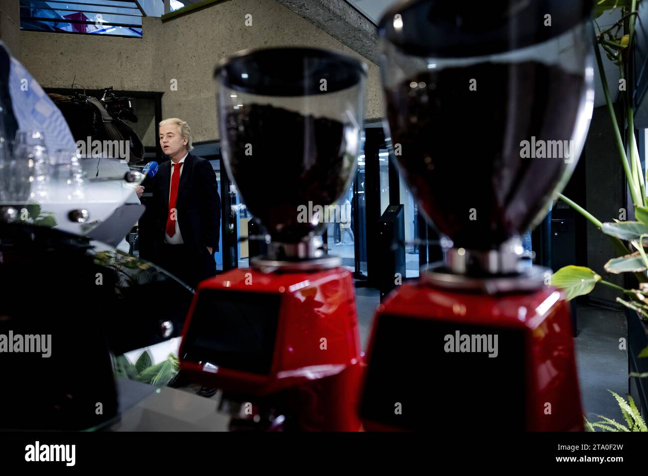 L'Aia, Paesi Bassi. 28 novembre 2023. L'AIA - Geert Wilders (PVV) dopo un incontro con i leader del partito alla camera dei rappresentanti. I leader del partito sono stati invitati di nuovo con l'obiettivo di nominare un esploratore il cui compito è quello di discutere con le fazioni e indagare quali opzioni di coalizione vedono di fronte a loro. ANP ROBIN VAN LONKHUIJSEN paesi bassi Out - belgio Out credito: ANP/Alamy Live News Foto Stock