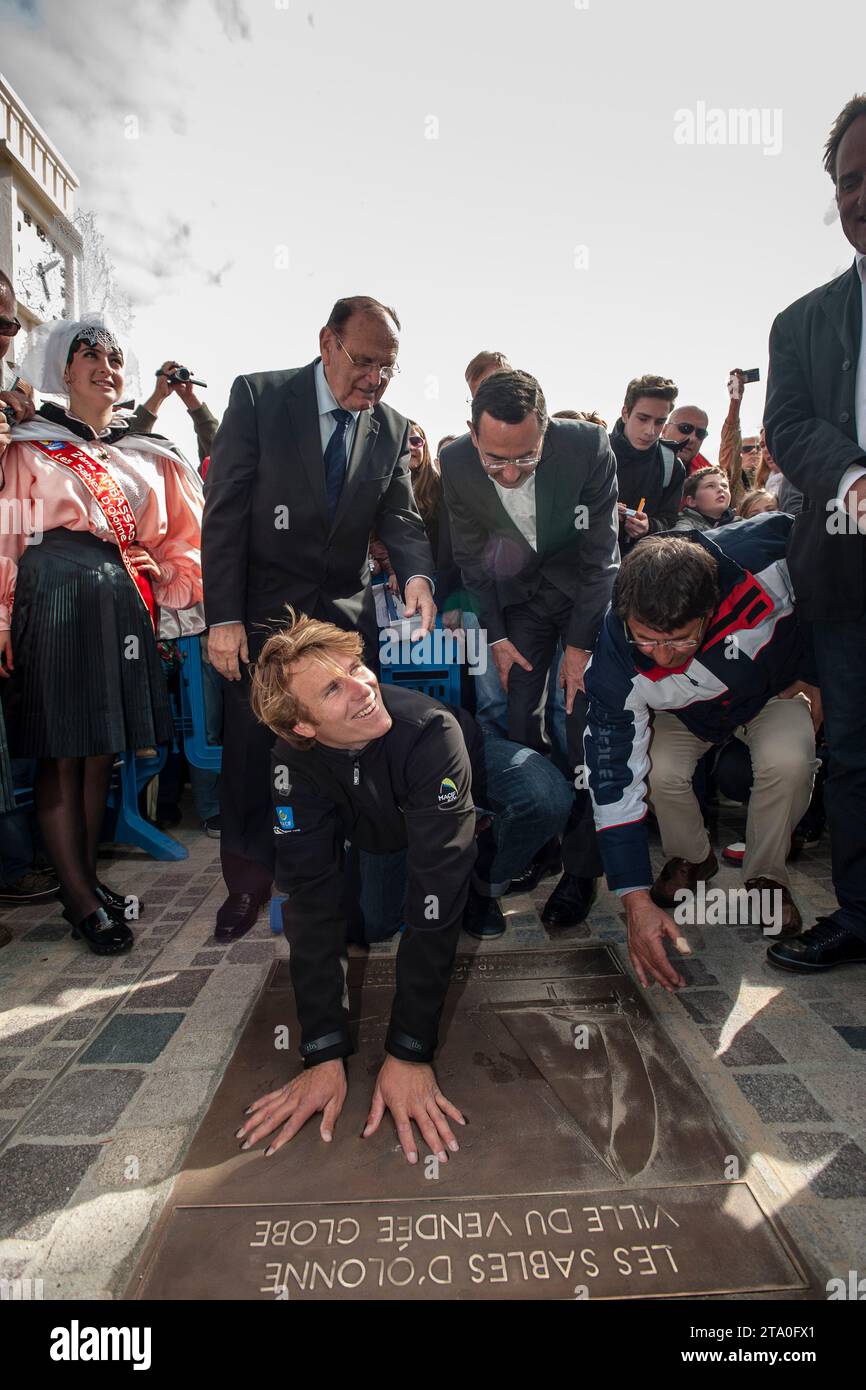 VELA - VENDEE GLOBE 2012-2013 - CERIMONIA DI PREMIAZIONE E GABART WALK OF FAME - LES SABLES D'OLONNE (FRA) - 11/05/2013 - FOTO : OLIVIER BLANCHET / DPPI - FRANCOIS GABART LANCIA LA SUA WALK OF FAME A LES SABLES D'OLONNE CON LOUIS GUEDON (SINDACO DI LES SABLES) E BRUNO RETAILLEAU (PDT SAEM VENDEE) Foto Stock