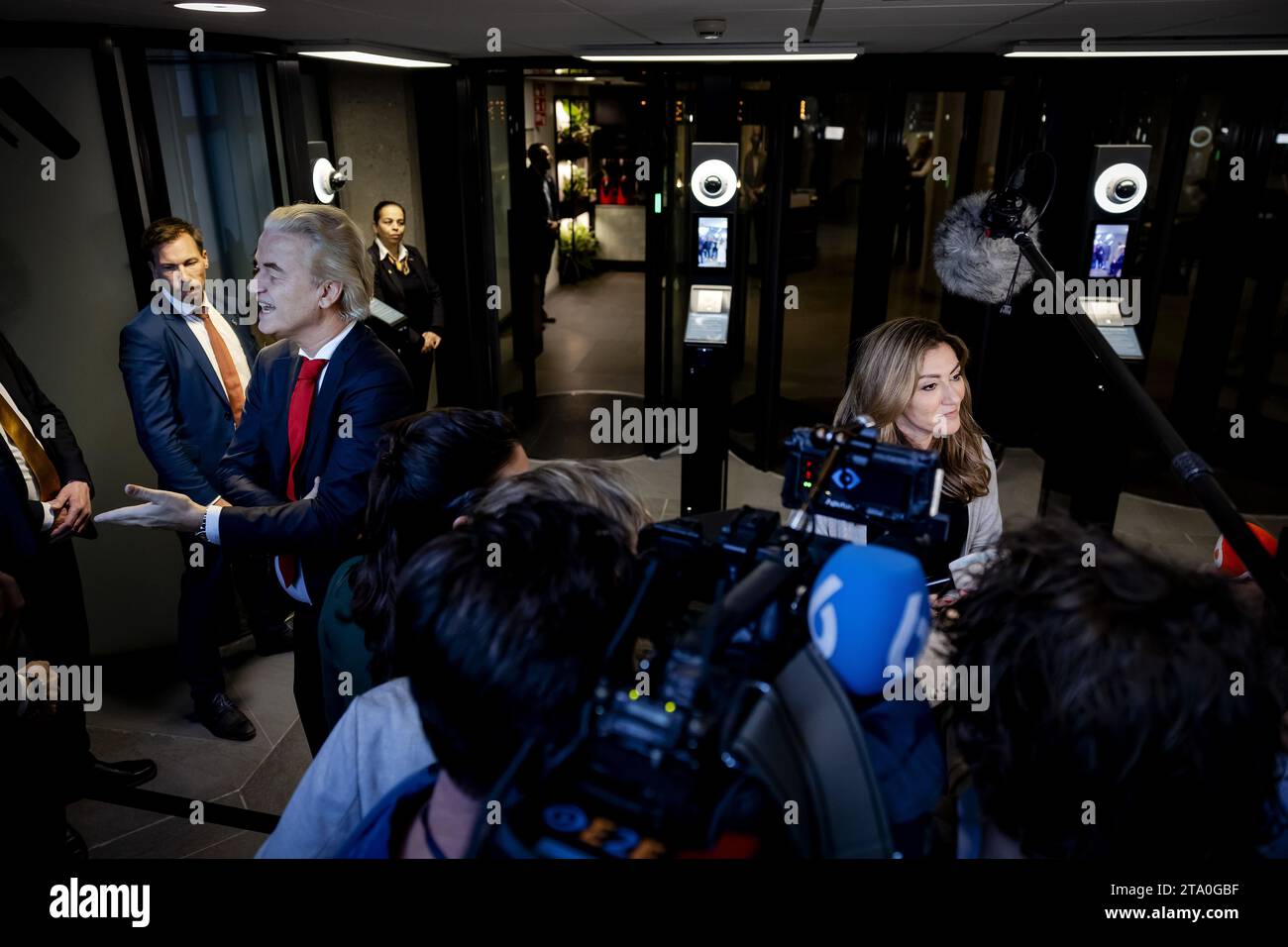 L'Aia, Paesi Bassi. 28 novembre 2023. L'AIA - Geert Wilders (PVV) e Dilan Yesilgoz (VVD) dopo un incontro con i leader del partito alla camera dei rappresentanti. I leader del partito sono stati invitati di nuovo con l'obiettivo di nominare un esploratore il cui compito è quello di discutere con le fazioni e indagare quali opzioni di coalizione vedono di fronte a loro. ANP ROBIN VAN LONKHUIJSEN paesi bassi Out - belgio Out credito: ANP/Alamy Live News Foto Stock