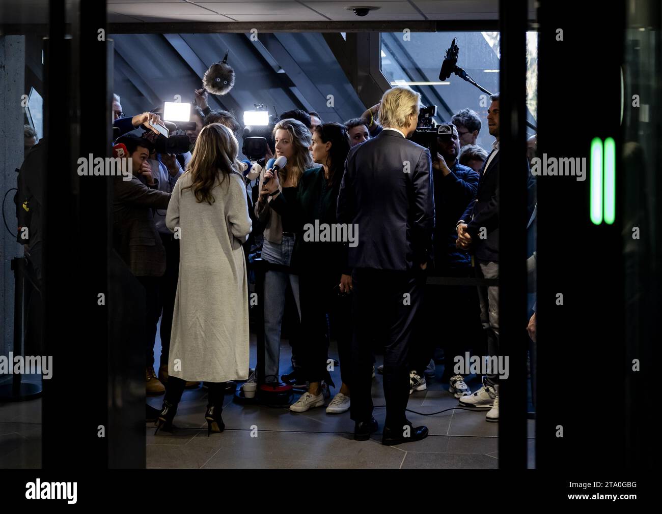 L'Aia, Paesi Bassi. 28 novembre 2023. L'AIA - Dilan Yesilgoz (VVD) e Geert Wilders (PVV) dopo un incontro con i leader del partito alla camera dei rappresentanti. I leader del partito sono stati invitati di nuovo con l'obiettivo di nominare un esploratore il cui compito è quello di discutere con le fazioni e indagare quali opzioni di coalizione vedono di fronte a loro. ANP ROBIN VAN LONKHUIJSEN paesi bassi Out - belgio Out credito: ANP/Alamy Live News Foto Stock