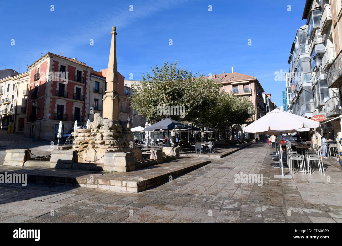 Soria, Plaza Mayor (piazza principale) con Fuente de los Leones (fontana Lions). Castilla y León, Spagna. Foto Stock