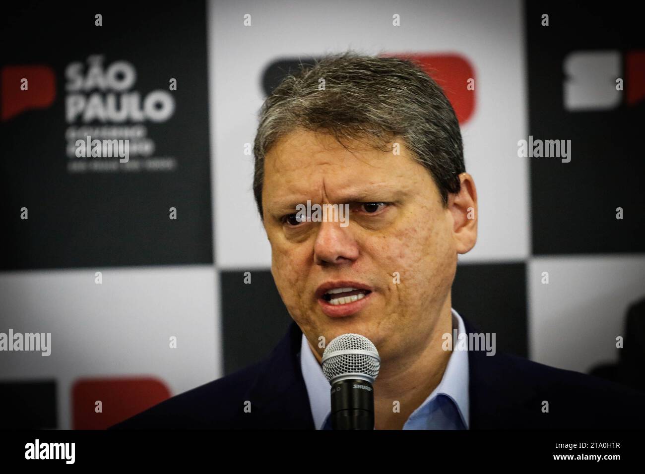 São PAULO, SP - 28.11.2023: TARCÍSIO FAZ COMUNICADO SOBRE A GREVE - il governatore dello Stato di São Paulo, Tarcísio de Freitas fa una dichiarazione sullo sciopero unificato contro la privatizzazione del CPTM, Metrô e Sabesp questo martedì mattina (28) a Palácio dos Bandeirantes nella zona sud della capitale di São Paolo. (Foto: Aloisio Mauricio/Fotoarena) Foto Stock