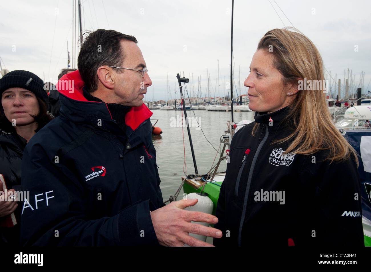 VELA - VENDEE GLOBE 2012-2013 - TORNA A SABLES D'OLONNE - LES SABLES (FRA) - 09/12/12 - FOTO : OLIVIER BLANCHET / DPPI - SAMANTHA DAVIES (GB) / SAVEOL TORNA A LES SABLES D'OLONNE CON UN AQUILONE DOPO AVER PERSO L'ALBERO - CON BRUNO RETAILLEAU (PDT SAEM VENDEE) Foto Stock