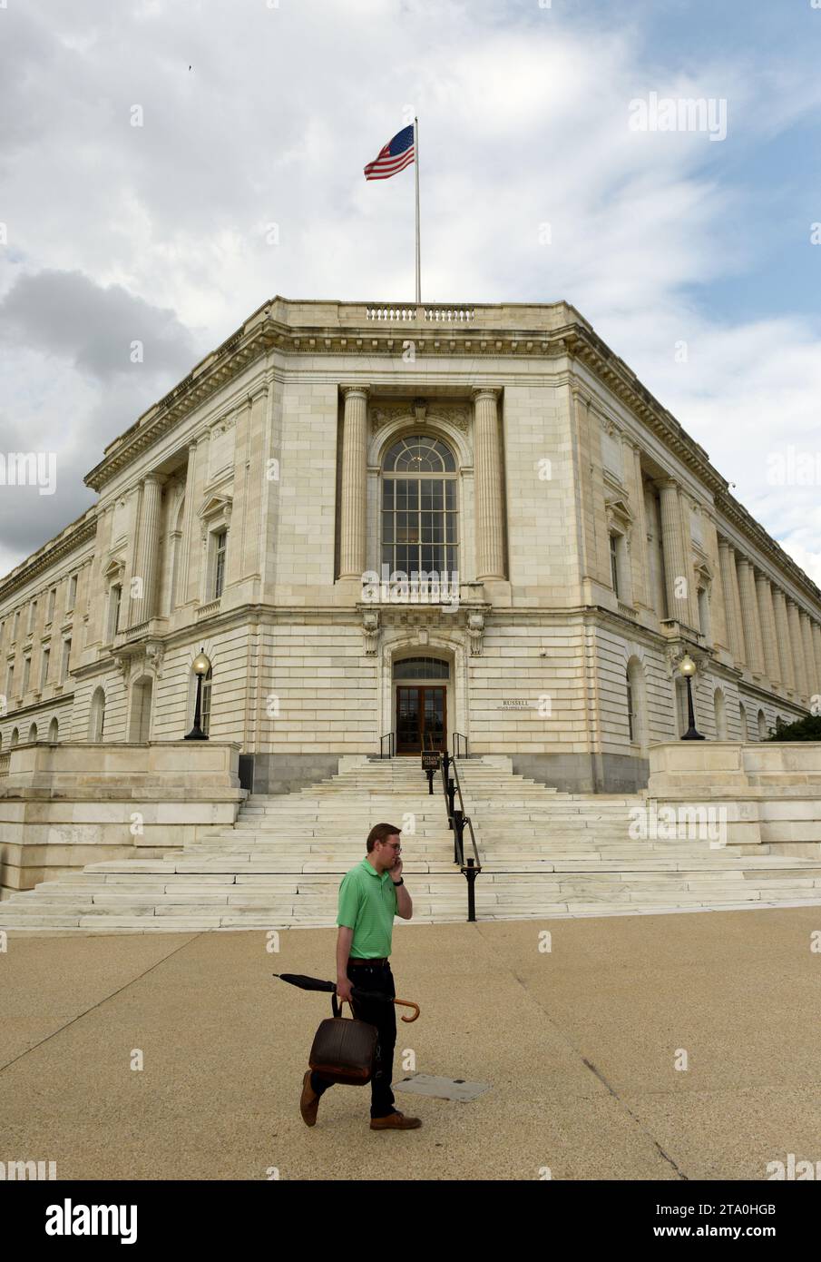 Washington, DC - 31 maggio 2018: Man va vicino al Russell Senate Office Building a Washington DC Foto Stock