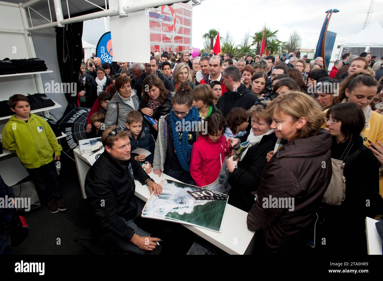 VELA - VENDEE GLOBLE 2012-2013 - AMBIENTAZIONE PRE-PARTENZA - LES SABLES D'OLONNE (FRA) - 03/11/2012 - FOTO OLIVIER BLANCHET / DPPI - AMBIENTAZIONE PONTONI - AUTOGRAFO ALEX THOMSON SKIPPER HUGO BOSS Foto Stock