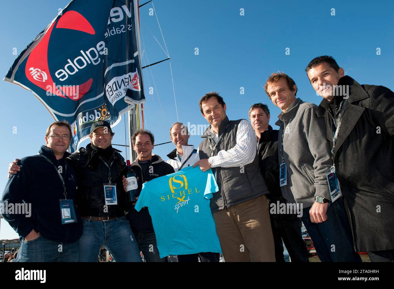 VELA - VENDEE GLOBLE 2012-2013 - AMBIENTAZIONE PRE-PARTENZA - LES SABLES D'OLONNE (fra) - 06/11/2012 - FOTO OLIVIER BLANCHET / DPPI - AMBIANCE PONTONS - MARC GUILLEMOT SKIPPER SAFRAN -BI A Bord de SAFRAN - consegna di un magnum di vino alla fine del tour mondiale Foto Stock