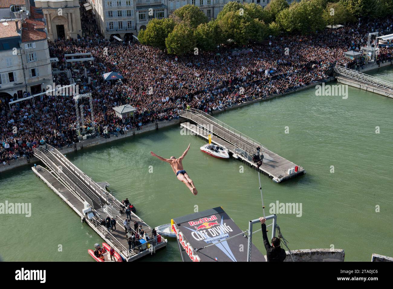 IMMERSIONI - RED BULL CLIFF DIVING 2011 - LA ROCHELLE (FRA) - DAL 16 AL 18/06/2011 - FOTO : OLIVIER BLANCHET / DPPI - la russa Artem Silchenko si tuffa dalla piattaforma di 27,5 metri il primo round della quarta tappa della Red Bull Cliff Diving World Series a la Rochelle, in Francia, il 18 giugno 2011. Foto Stock