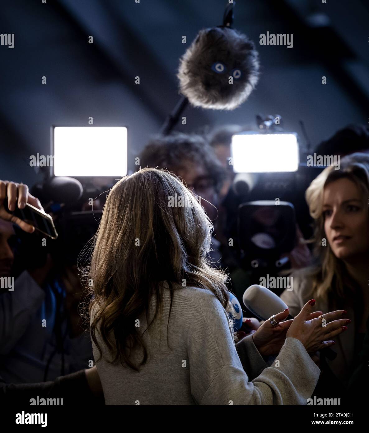 L'Aia, Paesi Bassi. 28 novembre 2023. L'AIA - Dilan Yesilgoz (VVD) dopo un incontro con i leader del partito alla camera dei rappresentanti. I leader del partito sono stati invitati di nuovo con l'obiettivo di nominare un esploratore il cui compito è quello di discutere con le fazioni e indagare quali opzioni di coalizione vedono di fronte a loro. ANP ROBIN VAN LONKHUIJSEN paesi bassi Out - belgio Out credito: ANP/Alamy Live News Foto Stock