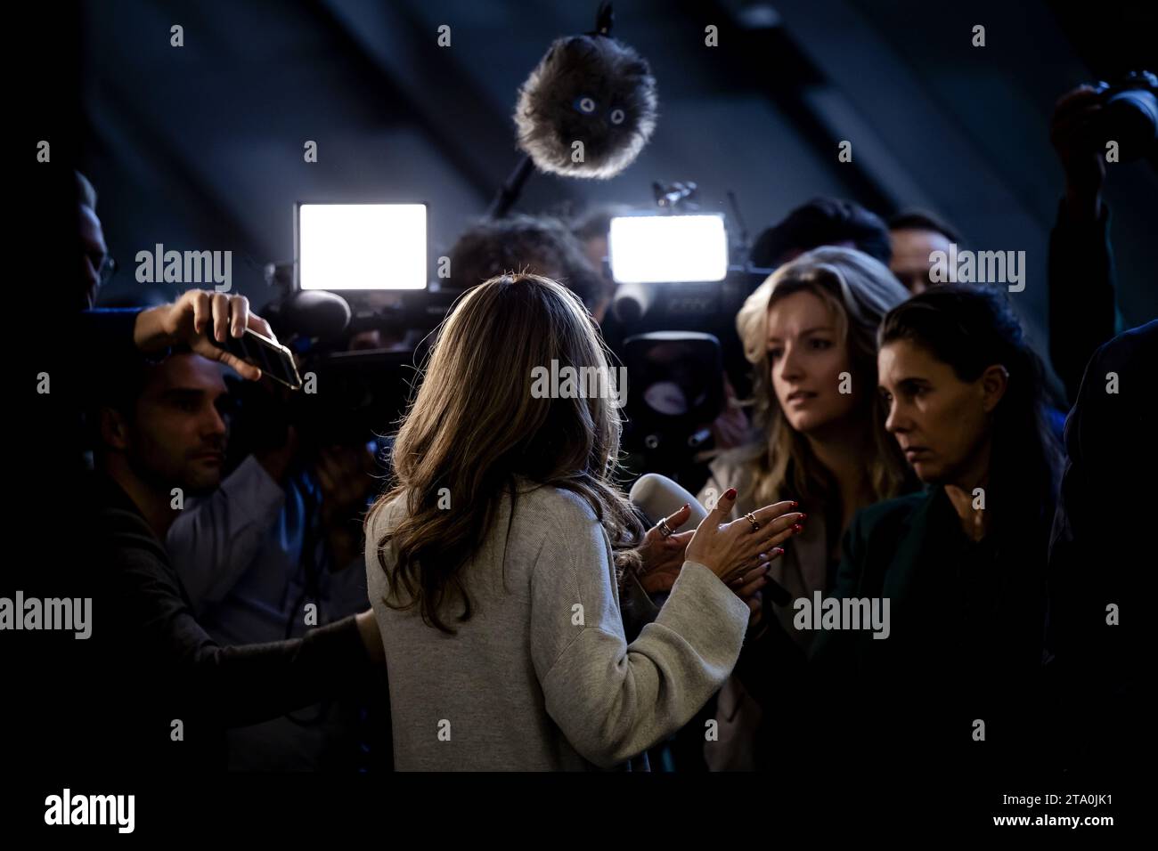 L'Aia, Paesi Bassi. 28 novembre 2023. L'AIA - Dilan Yesilgoz (VVD) dopo un incontro con i leader del partito alla camera dei rappresentanti. I leader del partito sono stati invitati di nuovo con l'obiettivo di nominare un esploratore il cui compito è quello di discutere con le fazioni e indagare quali opzioni di coalizione vedono di fronte a loro. ANP ROBIN VAN LONKHUIJSEN paesi bassi Out - belgio Out credito: ANP/Alamy Live News Foto Stock