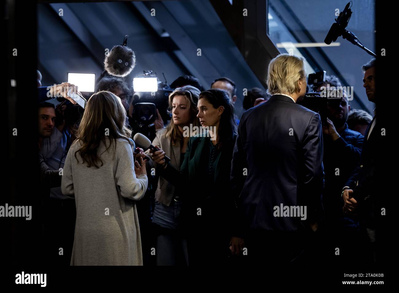 L'Aia, Paesi Bassi. 28 novembre 2023. L'AIA - Dilan Yesilgoz (VVD) e Geert Wilders (PVV) dopo un incontro con i leader del partito alla camera dei rappresentanti. I leader del partito sono stati invitati di nuovo con l'obiettivo di nominare un esploratore il cui compito è quello di discutere con le fazioni e indagare quali opzioni di coalizione vedono di fronte a loro. ANP ROBIN VAN LONKHUIJSEN paesi bassi Out - belgio Out credito: ANP/Alamy Live News Foto Stock