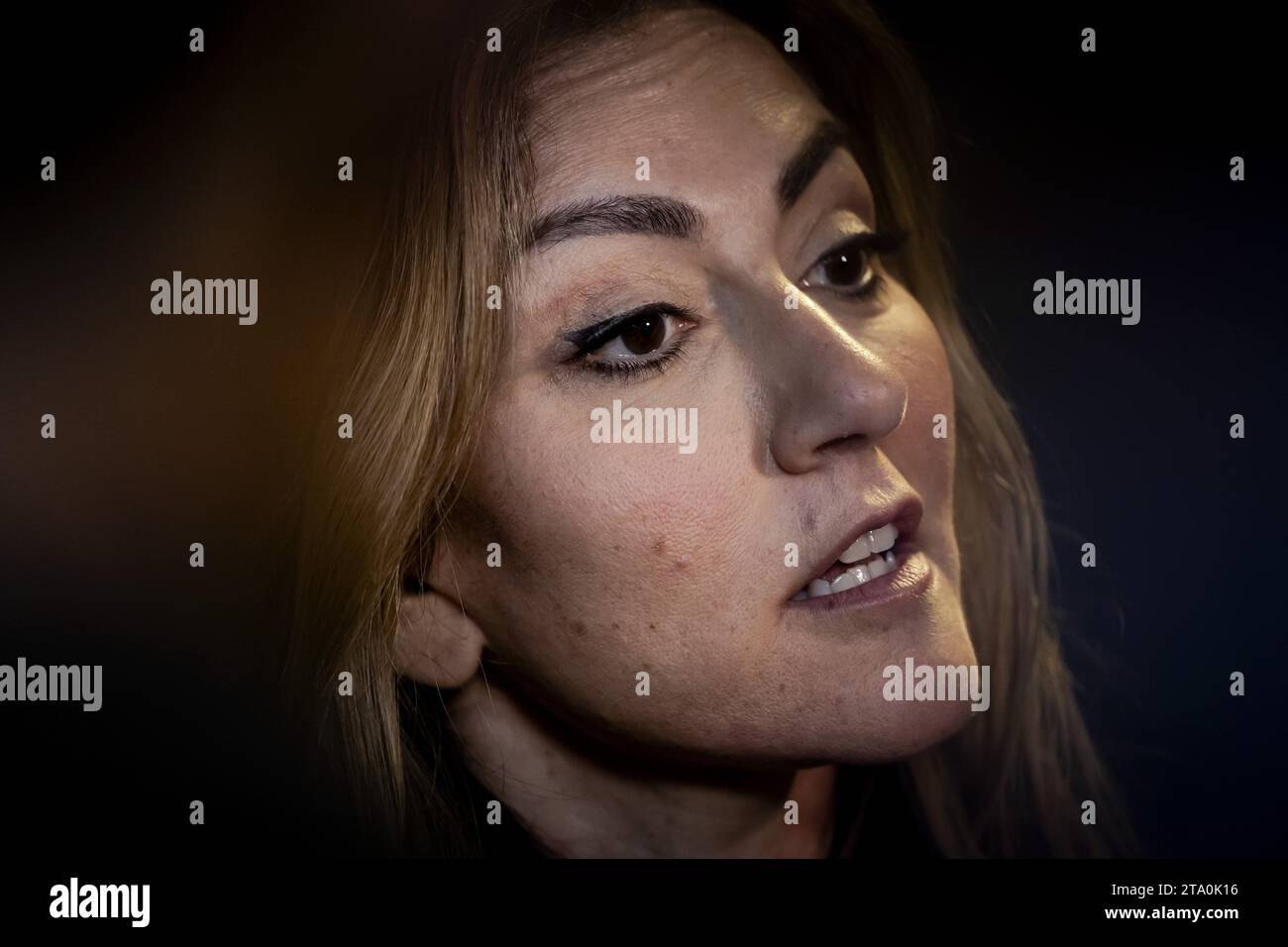 L'Aia, Paesi Bassi. 28 novembre 2023. L'AIA - Dilan Yesilgoz (VVD) dopo un incontro con i leader del partito alla camera dei rappresentanti. I leader del partito sono stati invitati di nuovo con l'obiettivo di nominare un esploratore il cui compito è quello di discutere con le fazioni e indagare quali opzioni di coalizione vedono di fronte a loro. ANP ROBIN VAN LONKHUIJSEN paesi bassi Out - belgio Out credito: ANP/Alamy Live News Foto Stock