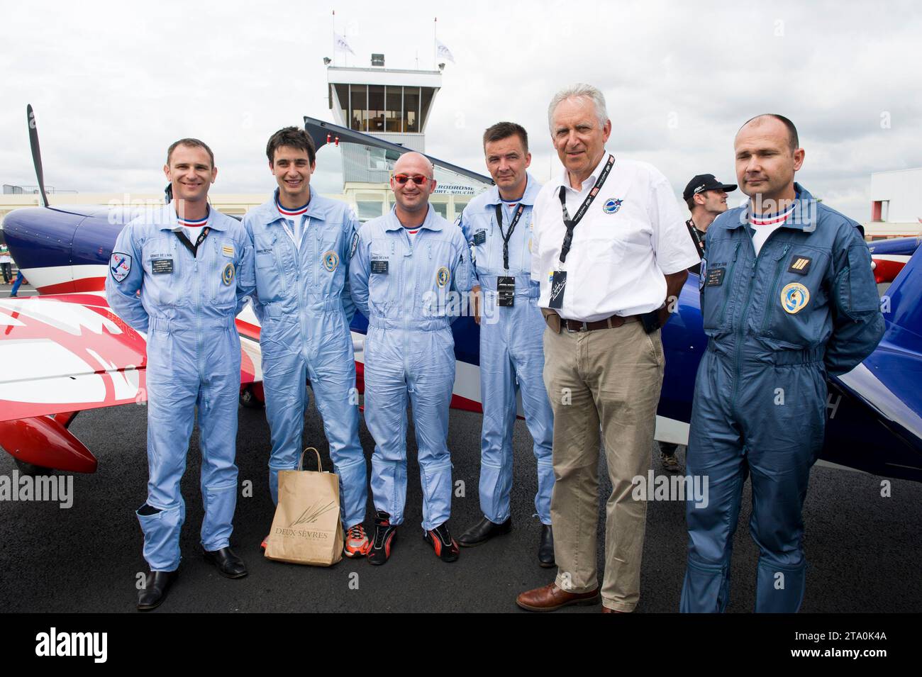 MISCS - DIMOSTRAZIONE AEROBATICA - NIORT (FRA) - 03/07/2010 - FOTO : OLIVIER BLANCHET / DPPI Capitaine Fabrice CAMLITI (Commandant de l'équipe de voltige de l'armée de l'air), Jason LAMY-CHAPUIS, Capitaine Renaud ECALLE (Champion du Monde de Voltige), Capitaine Franois RALLET (Pilote de chasse et voltige), Jean-Michel OZOUX (Président de la Fédédération Franque et Jécangent) 330 (Jécanédédédédédédédédédédédédédédédédéérieur) Jérieque) Foto Stock