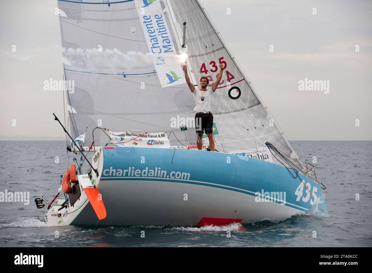 VELA - GARA TRANSATLANTICA - CHARENTE MARITIME BAHIA TRANSAT 6,50 ARRIVO A BAHIA - BAHIA (BRA) - 23/10/09 FOTO : OLIVIER BLANCHET / DPPI ARRIVO DI CHARLIE DALIN (CHERCHESPONSOR.COM FRA435) PRIMO A BAHIA IN SERIAL BOAT DIVISIONE # 30109505 013 Foto Stock