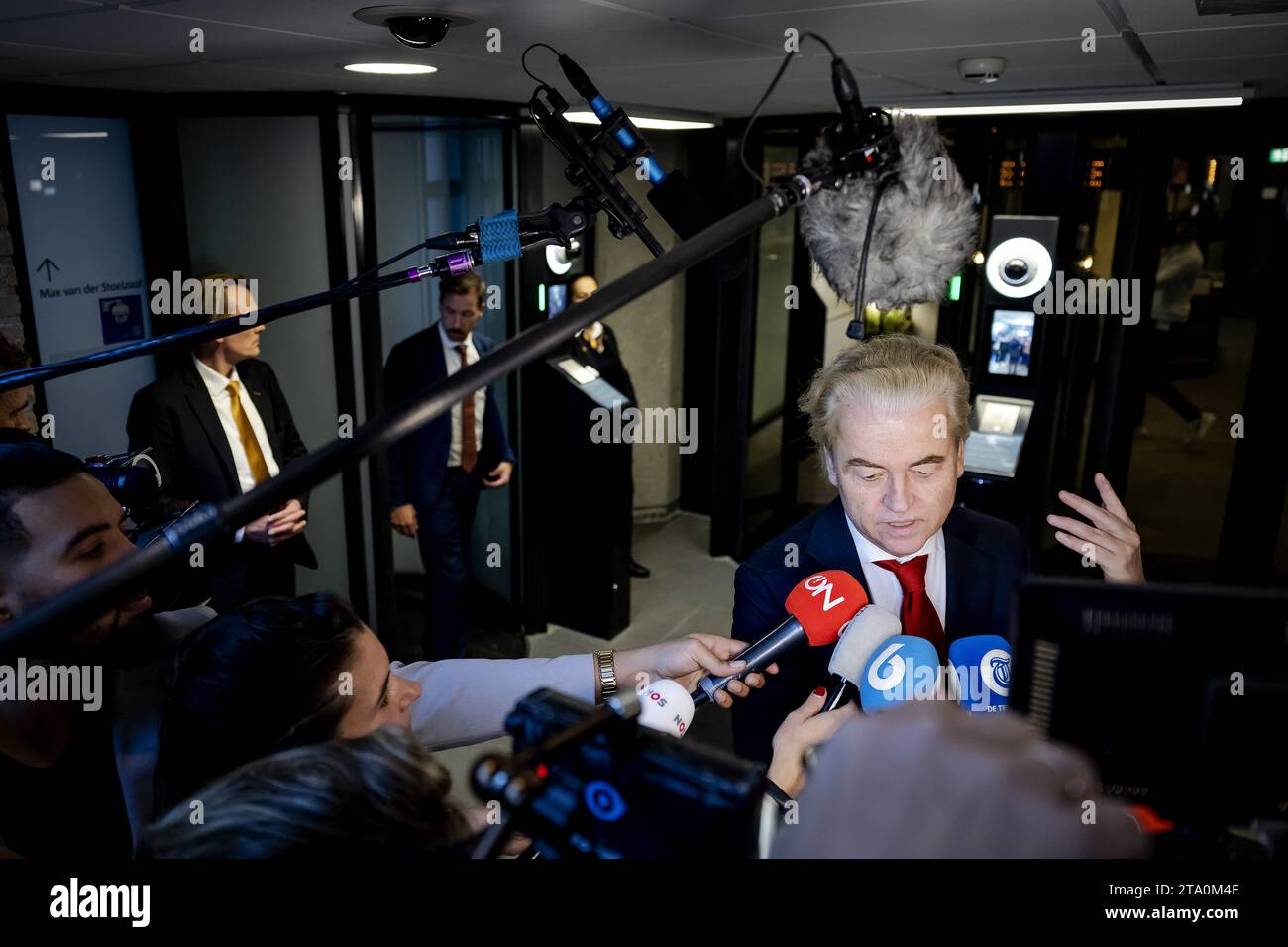 L'Aia, Paesi Bassi. 28 novembre 2023. L'AIA - Geert Wilders (PVV) dopo un incontro con i leader del partito alla camera dei rappresentanti. I leader del partito sono stati invitati di nuovo con l'obiettivo di nominare un esploratore il cui compito è quello di discutere con le fazioni e indagare quali opzioni di coalizione vedono di fronte a loro. ANP ROBIN VAN LONKHUIJSEN paesi bassi Out - belgio Out credito: ANP/Alamy Live News Foto Stock