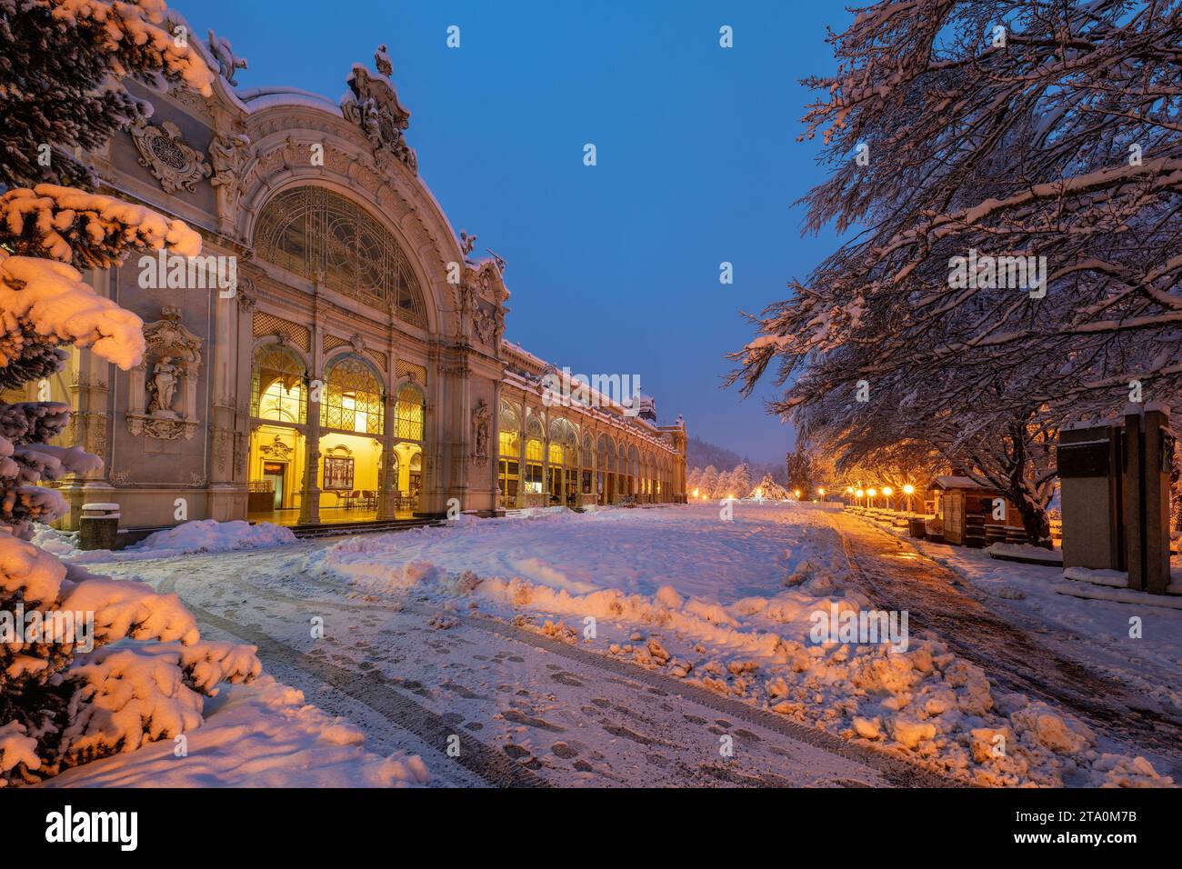 Colonnato principale decorato in tempo d'Avvento con albero di Natale - foto serali Foto Stock