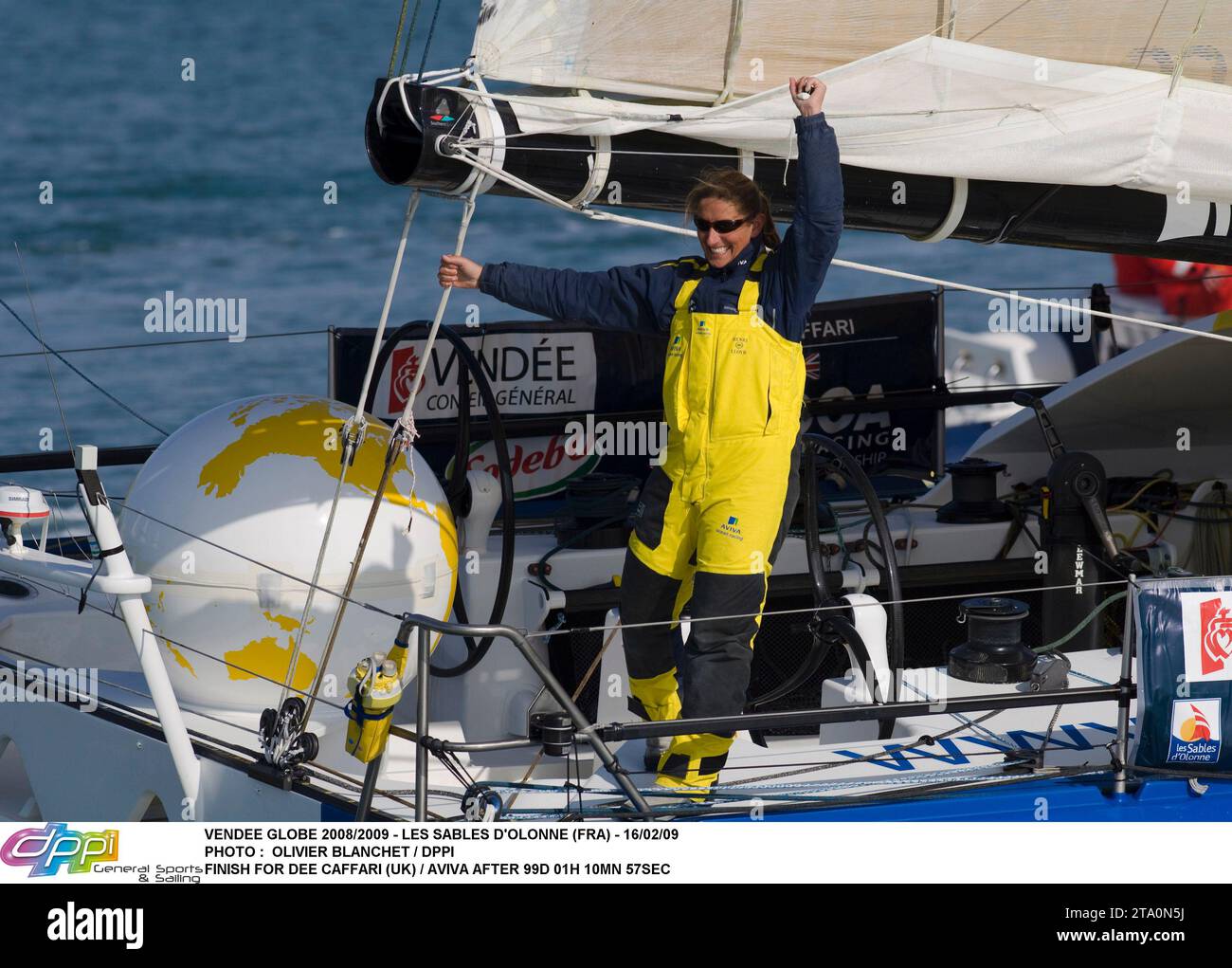 VENDEE GLOBE 2008/2009 - LES SABLES D'OLONNE (FRA) - 16/02/09 FOTO : FINITURA OLIVIER BLANCHET / DPPI PER DEE CAFFARI (REGNO UNITO) / AVIVA DOPO 99D 01H 10MN 57SEC Foto Stock