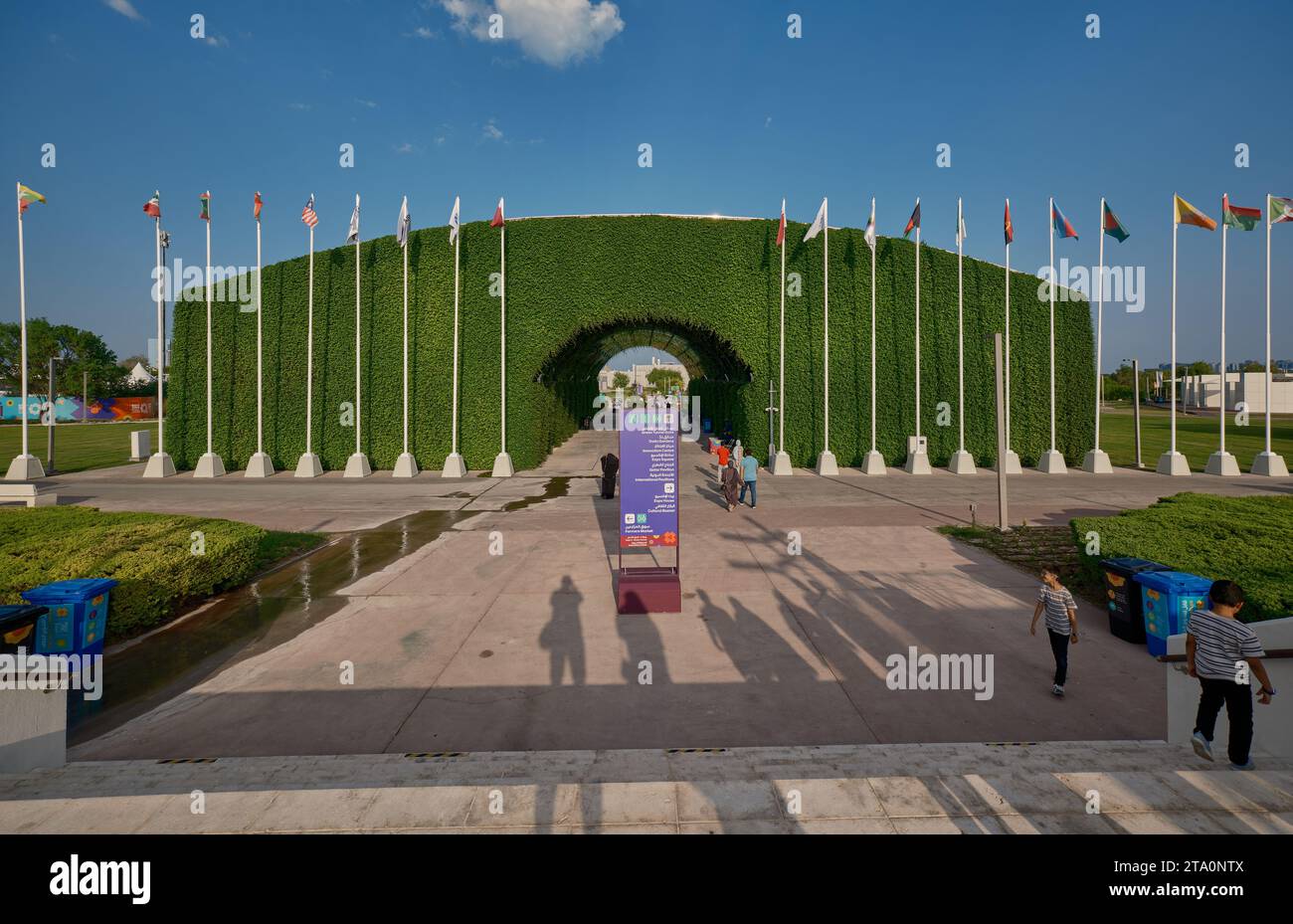 Qatar Expo 2023 al parco al Bidda-Rumaila, Doha, Qatar ingresso principale dopo mezzogiorno che mostra le bandiere dei paesi partecipanti. Foto Stock