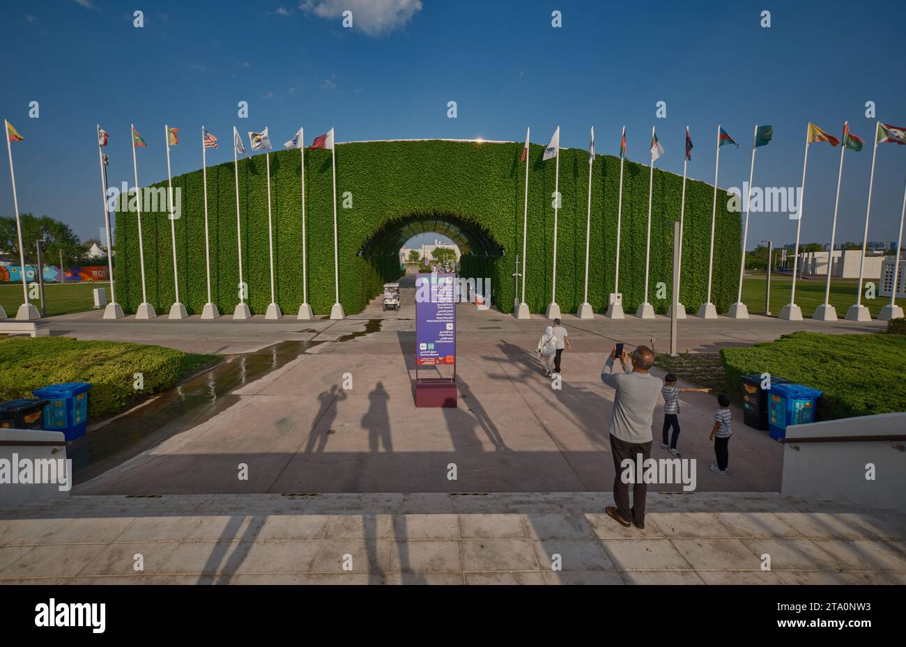 Qatar Expo 2023 al parco al Bidda-Rumaila, Doha, Qatar ingresso principale dopo mezzogiorno che mostra le bandiere dei paesi partecipanti. Foto Stock