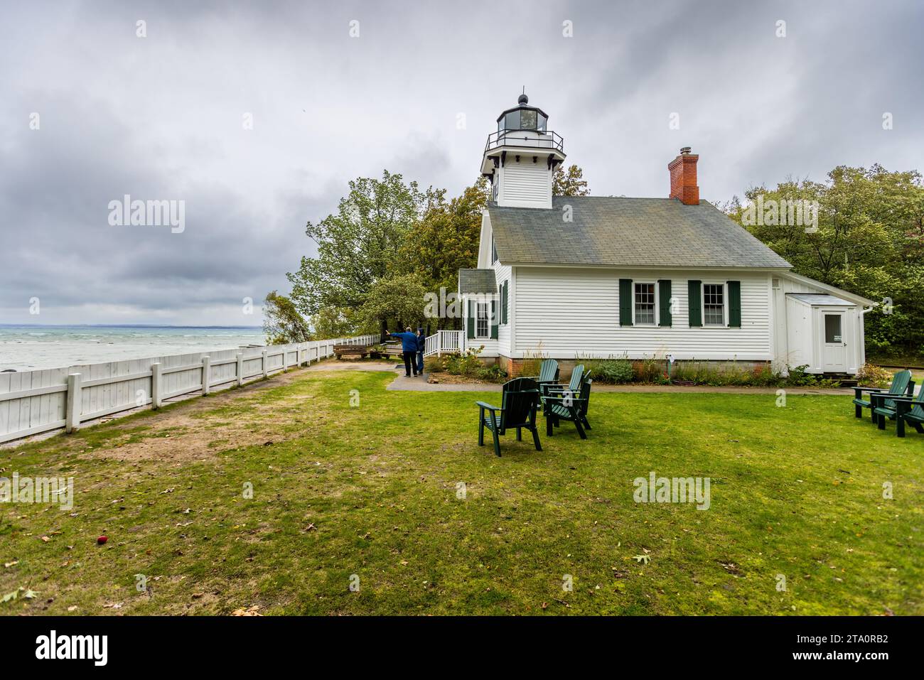 Il faro di Mission Point sorge all’estremità settentrionale della penisola di Old Mission sulla baia di Grand Traverse, vicino a Traverse City, Peninsula Township, Michigan, Stati Uniti. Costruito nel 1870, ha guidato le navi per oltre 50 anni sotto la cura di sette guardiani del faro ed è ora un museo gestito da volontari. Foto Stock