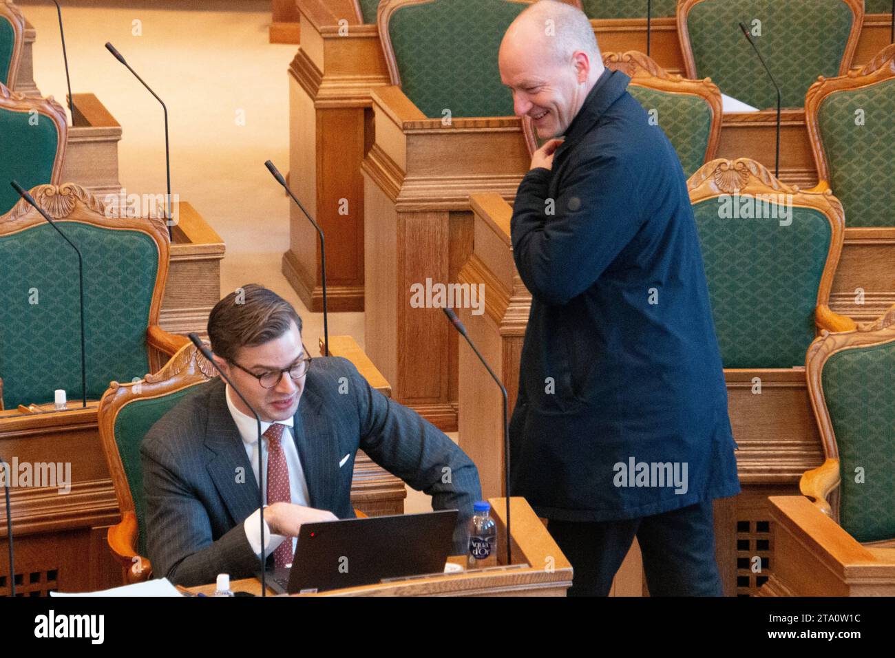 Alex Vanopslagh dell'Alleanza Liberale L e pelle Dragsted dell'Alleanza Rossa-Verde R prima del tempo delle interrogazioni con il primo ministro danese mette Frederiksen a Christiansborg, Copenaghen, martedì 28 novembre 2023 Copenaghen Danimarca Copyright: xx 1037413477st Credit: Imago/Alamy Live News Foto Stock