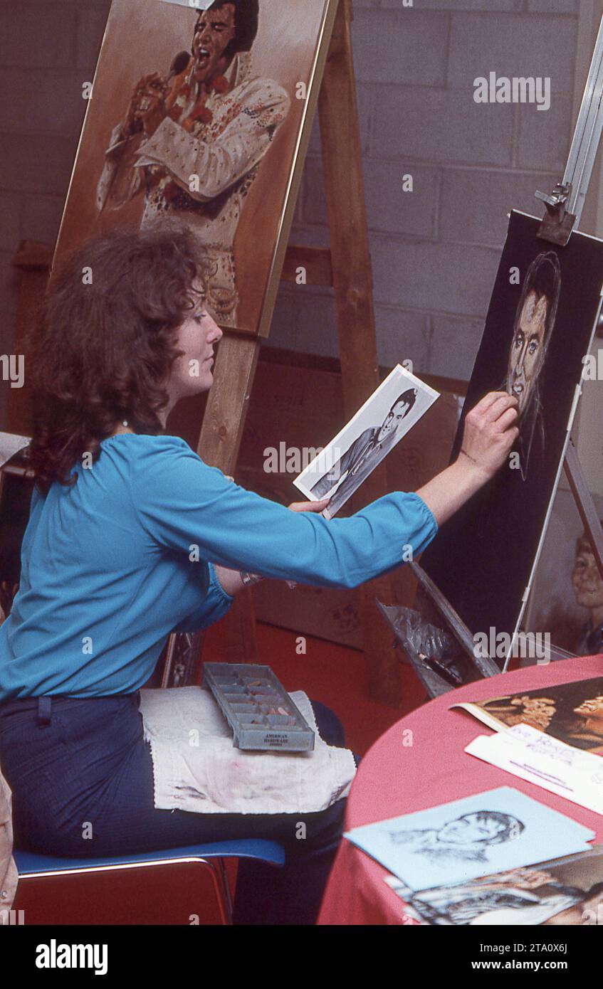 Nancy Wolf, una pittrice specializzata in dipinti di Elvis Presley. A uno spettacolo di cimeli di Elvis del 1978 in concomitanza con il suo primo compleanno dopo la sua morte. A Memphis, Tennessee. Foto Stock