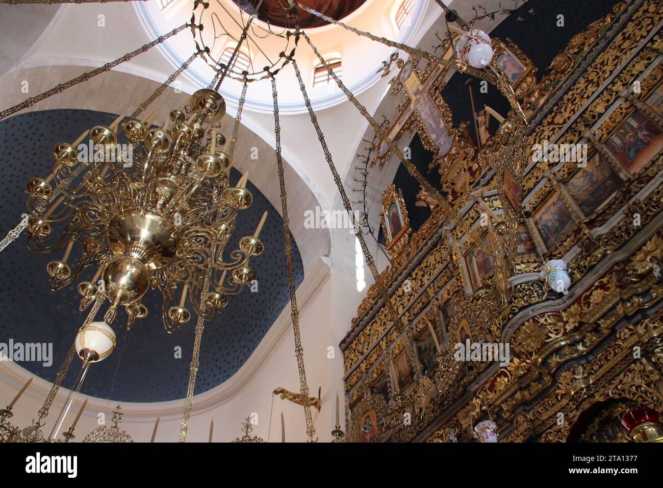 pala d'altare scolpita in una chiesa in un monastero ortodosso (agia triada) a creta in grecia Foto Stock
