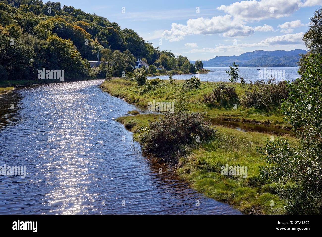 Nel tardo pomeriggio di settembre e il fiume Strathlachlan sfocia nella baia di Lachlan verso Loch Fyne. Argyll Foto Stock