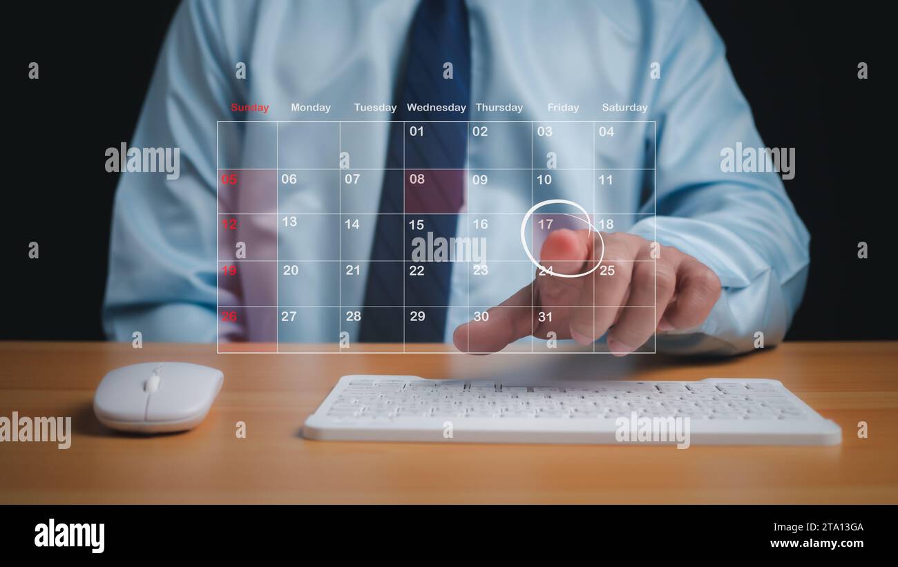Uomo d'affari che contrassegna le date sul calendario virtuale, gestisce il suo programma aziendale, imposta promemoria per appuntamenti importanti, collage creativo per il piano Foto Stock