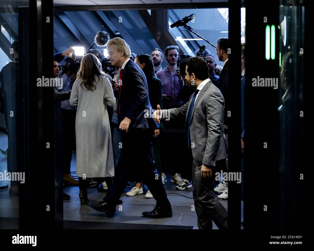 L'Aia, Paesi Bassi. 28 Nov, 2023.L'AIA - Dilan Yesilgoz (VVD) e Geert Wilders (PVV) dopo un incontro con i leader del partito alla camera dei rappresentanti. I leader del partito sono stati invitati di nuovo con l'obiettivo di nominare un esploratore il cui compito è quello di discutere con le fazioni e indagare quali opzioni di coalizione vedono di fronte a loro. ANP ROBIN VAN LONKHUIJSEN paesi bassi Out - belgio Out credito: ANP/Alamy Live News Foto Stock