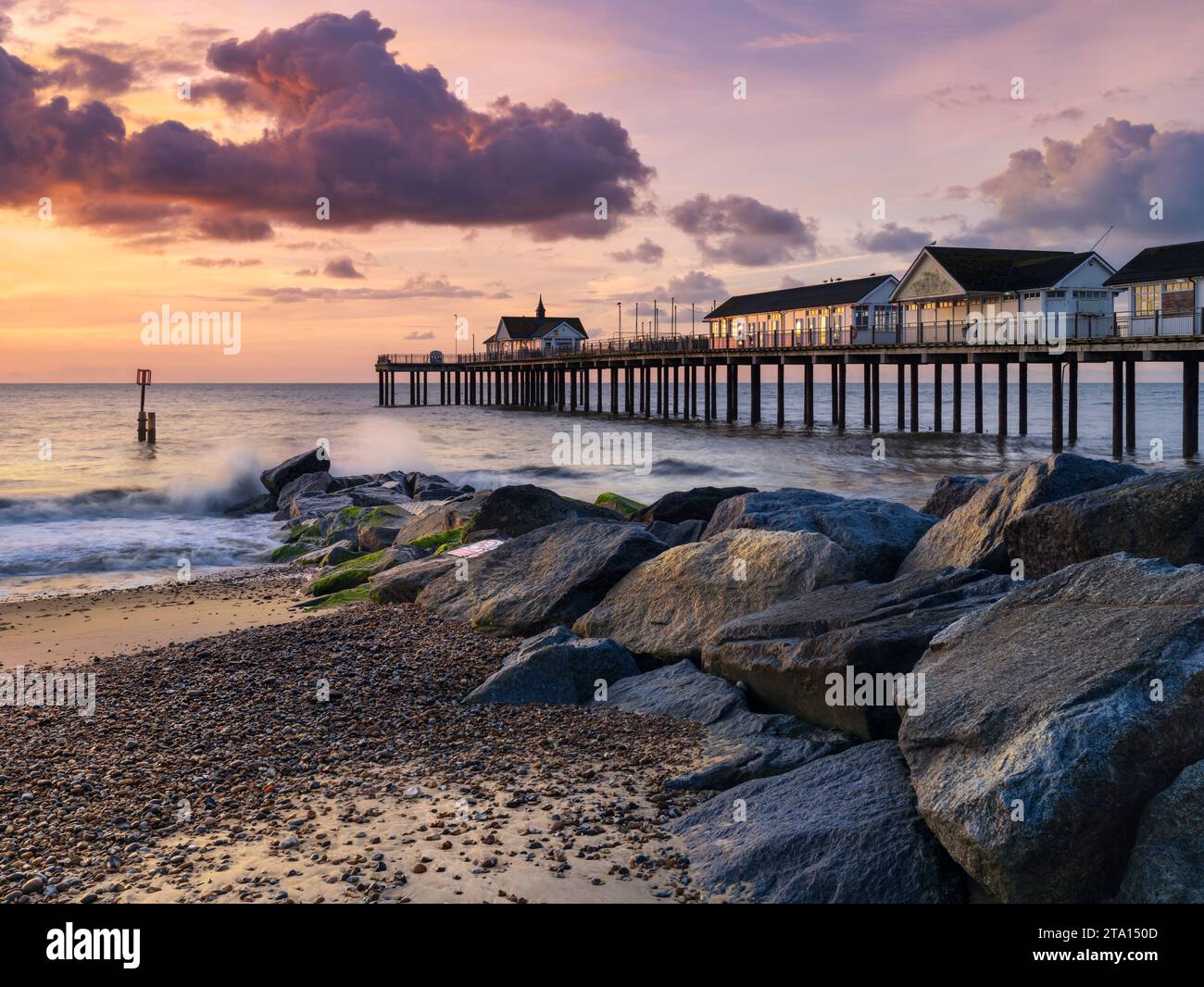 Southwold, Suffolk, Inghilterra - Un cielo colorato incornicia il famoso molo di Southwold appena prima dell'alba, mentre un altro giorno di sole è previsto sulla e Foto Stock