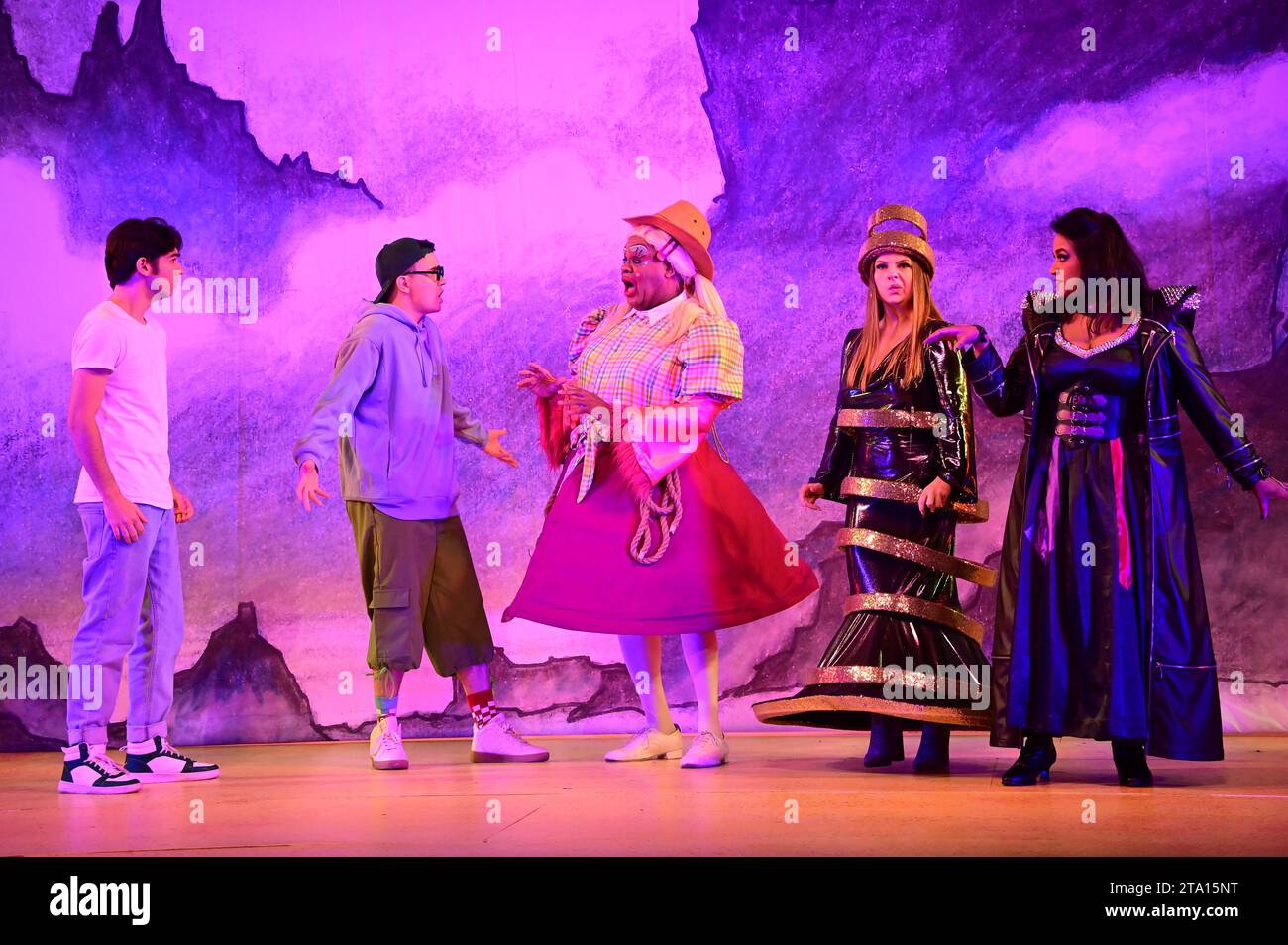 Londra, Regno Unito. 28 novembre 2023. Fred Double, Rishi Manuel, Clive Rowe, Ruth Lynch e Isabella Mason si esibiscono ad Aladdin all'Hackney Empire, Londra, Regno Unito. Credito: Vedere li/Picture Capital/Alamy Live News Foto Stock