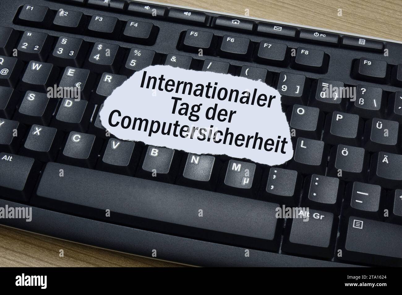 Tastatur und Internationaler Tag der Computersicherheit Tastatur und Internationaler Tag der Computersicherheit, 28.11.2023, Borkwalde, Brandenburg, Auf einer Computertastatur liegt der Schriftzug Internationaler Tag der Computersicherheit. *** Keyboard and International computer Security Day Keyboard and International computer Security Day, 28 11 2023, Borkwalde, Brandeburgo, su una tastiera del computer si trova la scritta International computer Security Day Credit: Imago/Alamy Live News Foto Stock