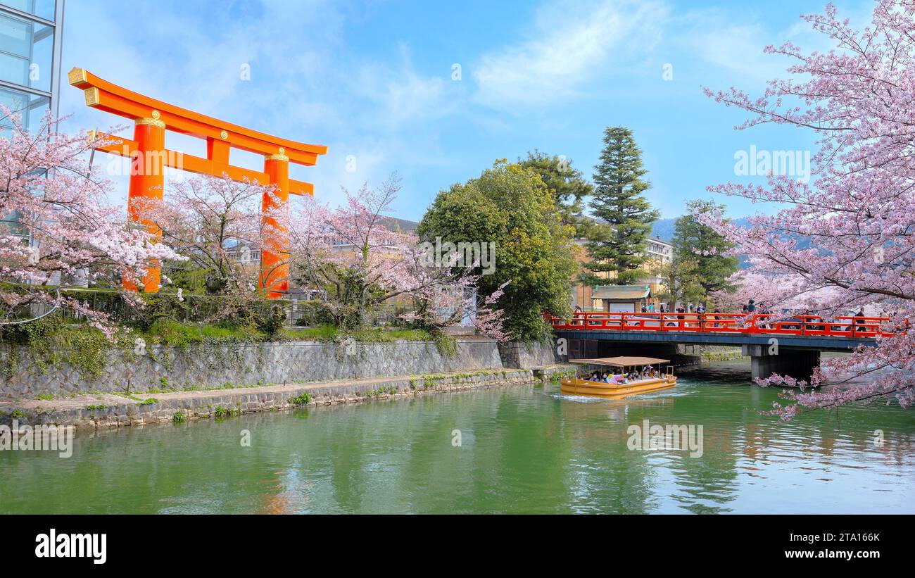 Kyoto, Giappone - 2 aprile 2023: Il giro in barca Okazaki Jikkokubune effettua una crociera di tre chilometri dal molo delle barche di Nanzenji alla diga di Ebisu e ritorno Foto Stock