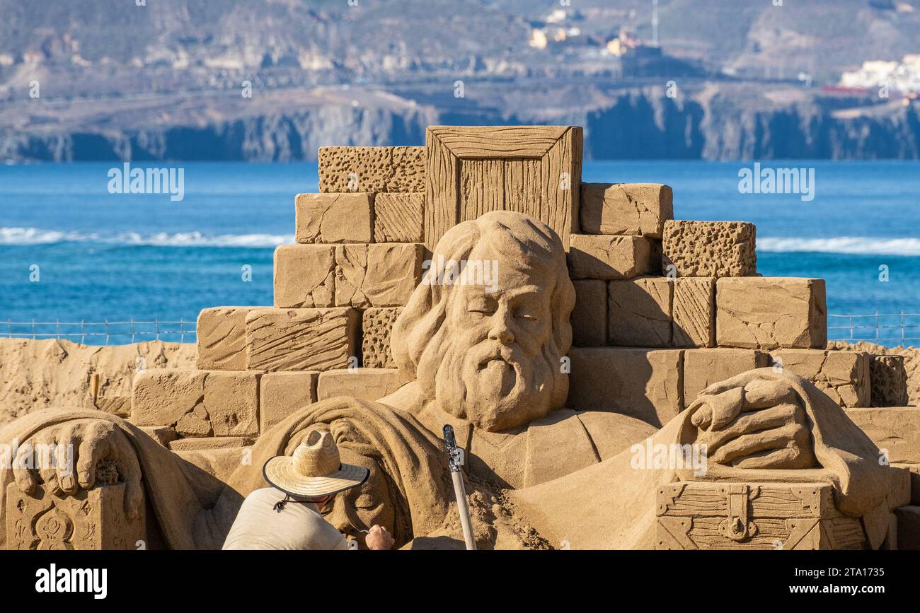 Las Palmas, Gran Canaria, Isole Canarie, Spagna. 28 novembre 2023. Un team di scultori di sabbia internazionali inizia a lavorare sul presepe di sabbia annuale di 2.000 metri quadrati sulla spiaggia della città di Las Palmas. Crediti: Alan Dawson/Alamy Live News Foto Stock