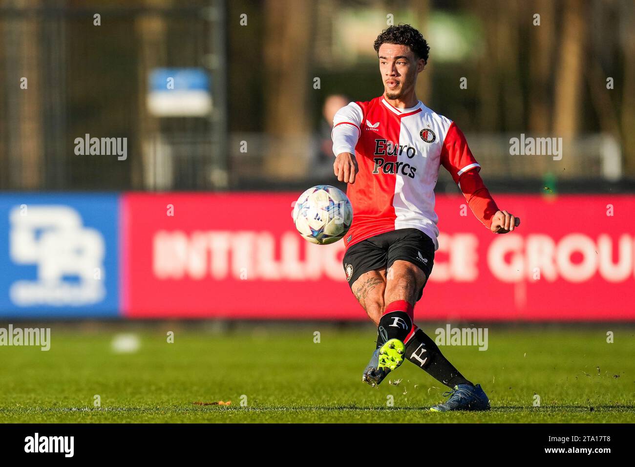 Rotterdam, Paesi Bassi. 28 novembre 2023. Rotterdam - Jayden Candelaria del Feyenoord O19 durante la quinta tappa della fase a gironi della UEFA Youth League tra Feyenoord O19 e Atletico Madrid O19 a Nieuw Varkenoord il 28 novembre 2023 a Rotterdam, nei Paesi Bassi. Credito: Immagini da Box a Box/Alamy Live News Foto Stock