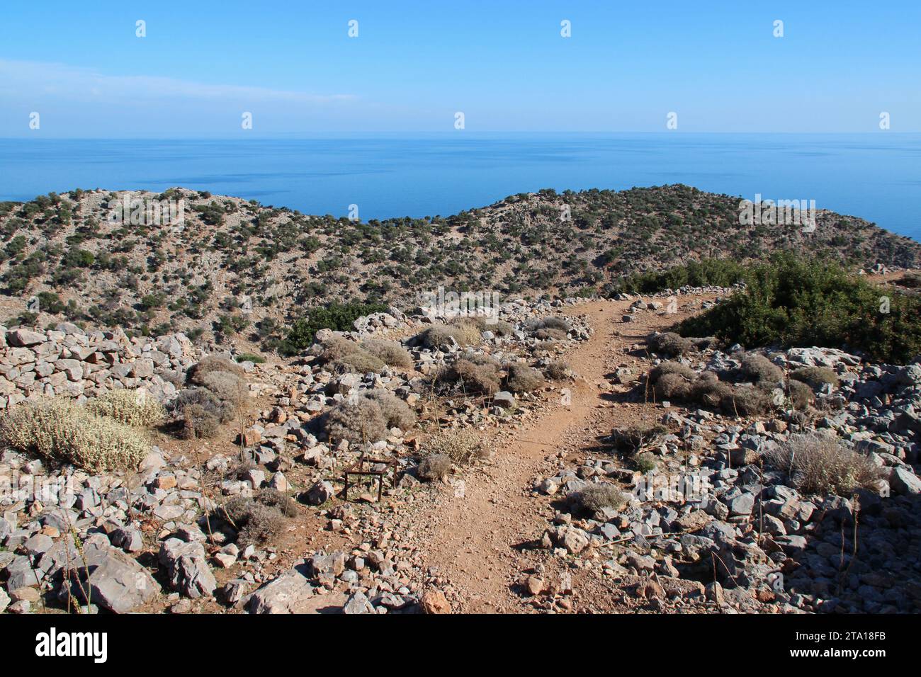 montagna e mar mediterraneo a creta in grecia Foto Stock