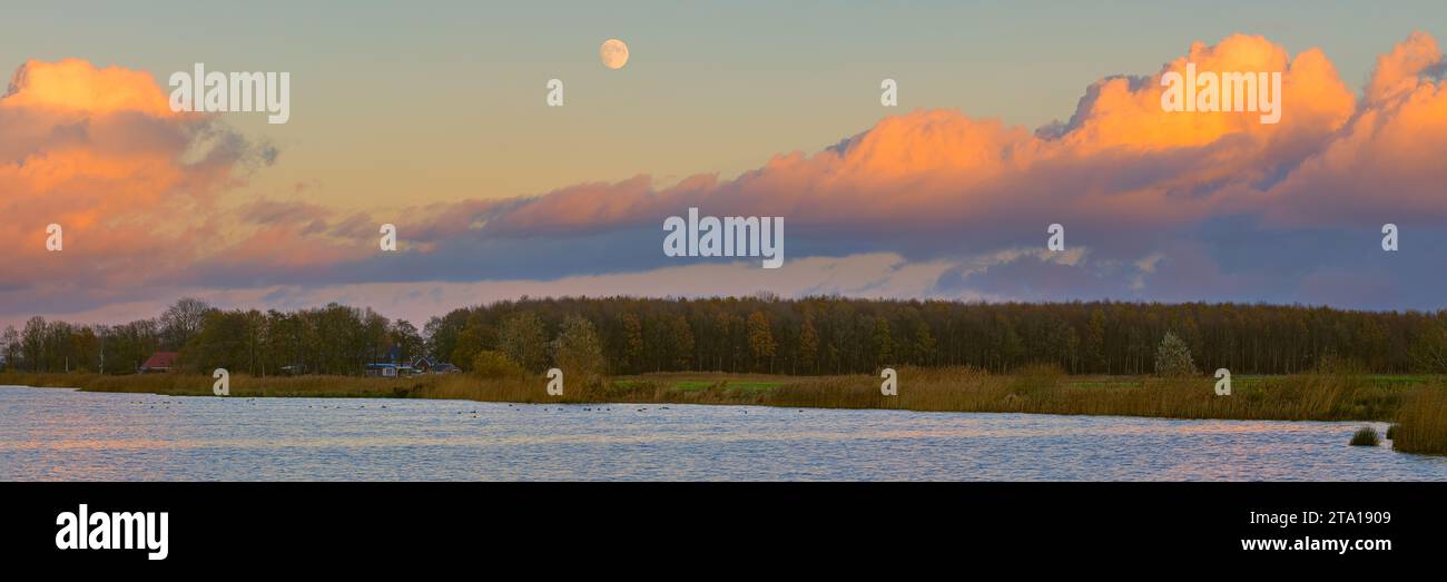 Un'ampia immagine 3:1 di un tramonto e un'alba nella riserva naturale 't Roegwold, situata sul Dannemeer vicino al villaggio di Schildwolde nel provino Foto Stock