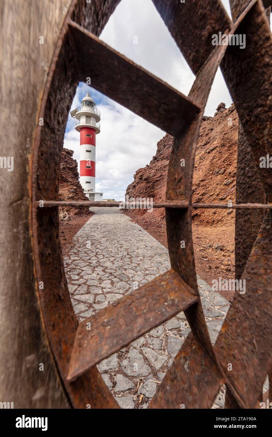 Immagine di viaggio eccentrica ad alta risoluzione del faro Punta de Teno in buona luce solare e con spazio negativo,Teneˈɾife; Teneriffe, Isole Canarie, Foto Stock