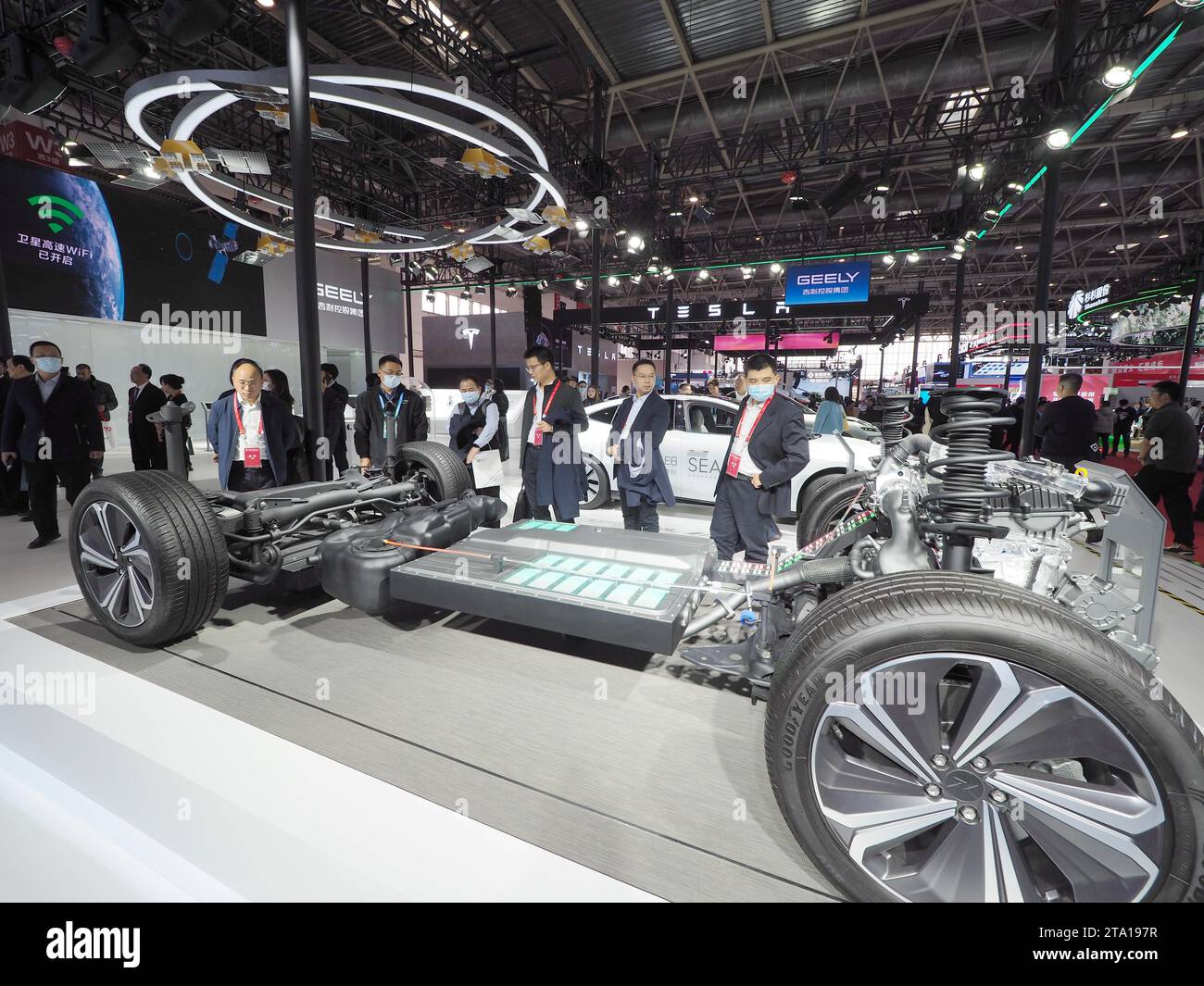 PECHINO, CINA - 28 NOVEMBRE 2023 - i visitatori visitano Geely Auto Hybrid Systems presso l'area espositiva Smart Car Chain presso il First China International Foto Stock