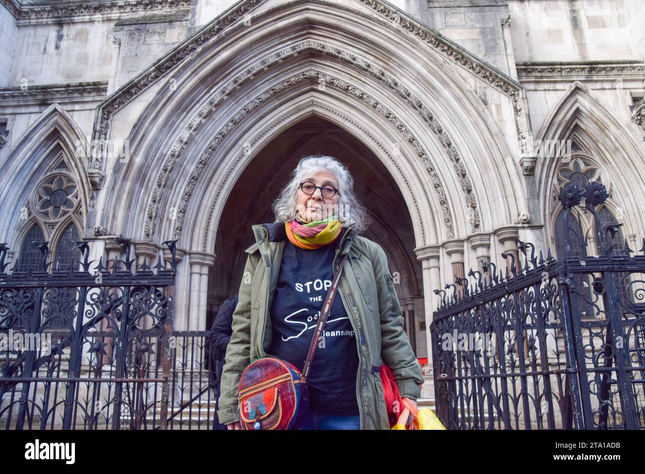 Londra, Regno Unito. 28 novembre 2023. Aysen Dennis fuori dalla Corte reale di giustizia. L'attivista continua la sua sfida legale contro il Southwark Council e lo sviluppatore Notting Hill Genesis sulla riqualificazione dell'Aylesbury Estate, che ha descritto come "pulizia sociale". Credito: Vuk Valcic/Alamy Live News Foto Stock