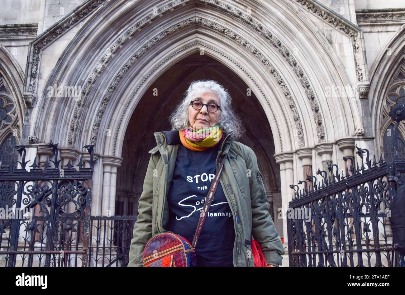 Londra, Regno Unito. 28 novembre 2023. Aysen Dennis fuori dalla Corte reale di giustizia. L'attivista continua la sua sfida legale contro il Southwark Council e lo sviluppatore Notting Hill Genesis sulla riqualificazione dell'Aylesbury Estate, che ha descritto come "pulizia sociale". Credito: Vuk Valcic/Alamy Live News Foto Stock