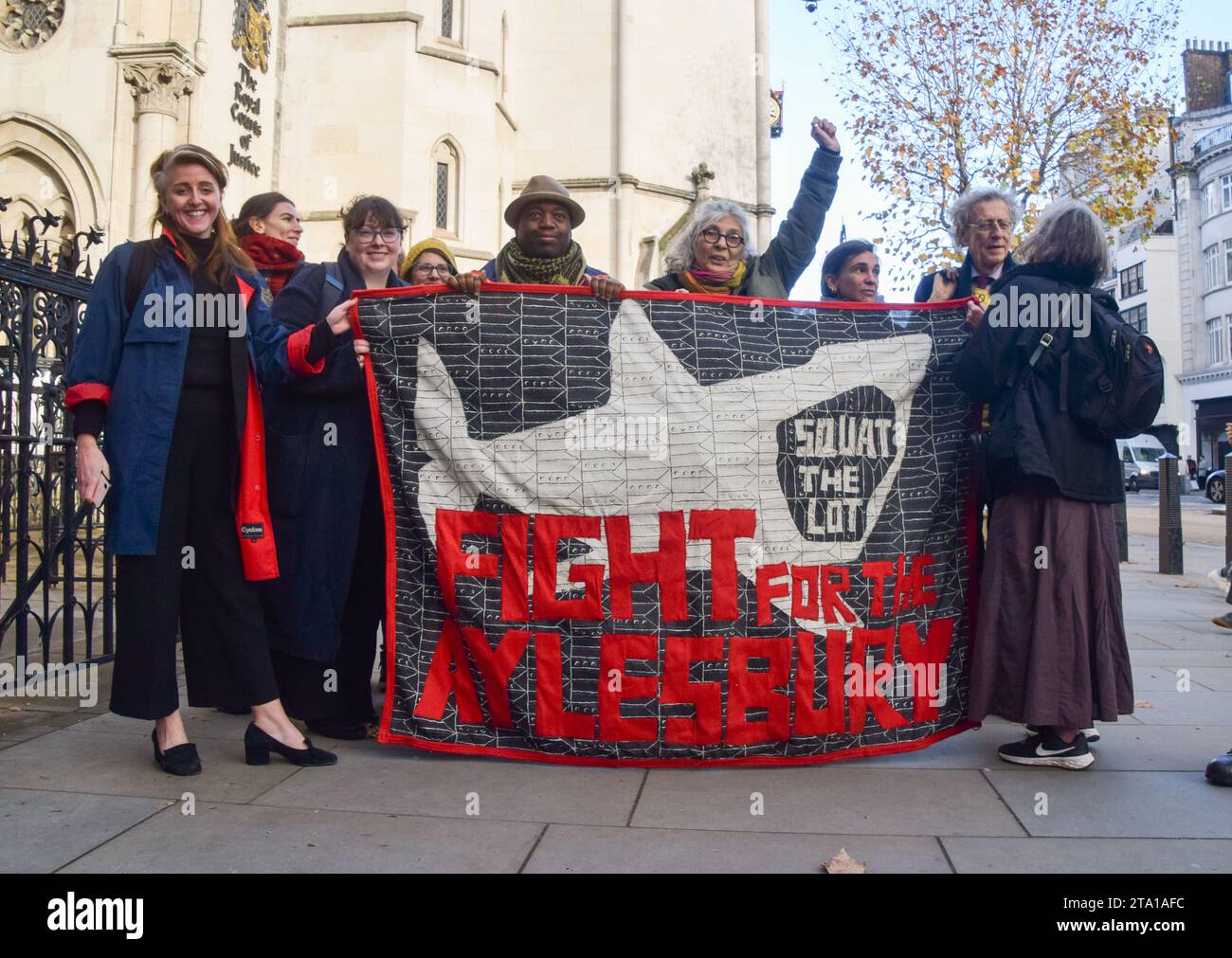 Londra, Regno Unito. 28 novembre 2023. Aysen Dennis e sostenitori fuori dalla Corte reale di giustizia. L'attivista continua la sua sfida legale contro il Southwark Council e lo sviluppatore Notting Hill Genesis sulla riqualificazione dell'Aylesbury Estate, che ha descritto come "pulizia sociale". Credito: Vuk Valcic/Alamy Live News Foto Stock
