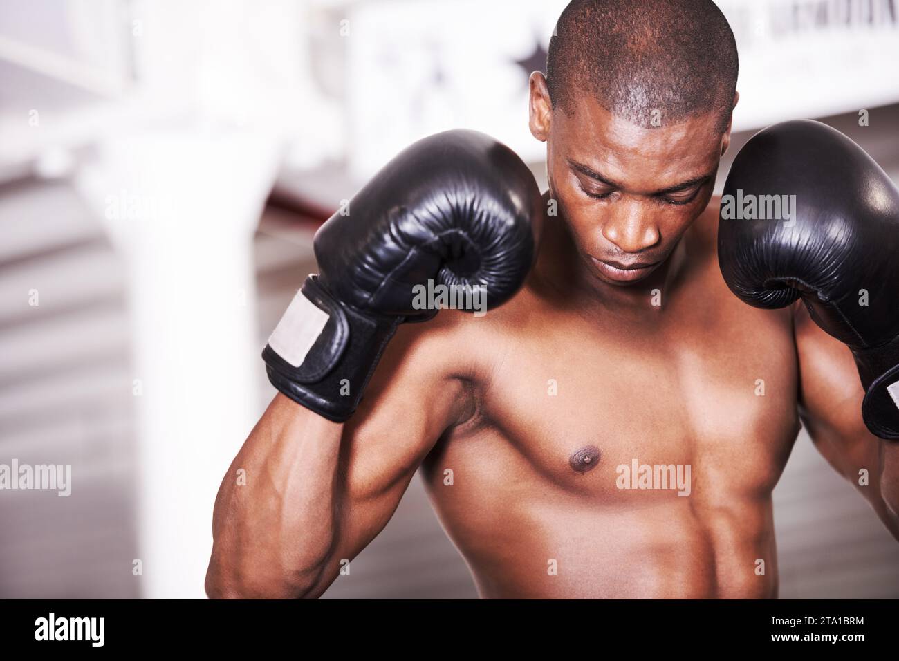 Uomo, guanti e allenamento di pugilato per l'allenamento sportivo o atleta da competizione, combattente impavido per l'allenamento cardio. Black Person, pugno e power exercise club fit Foto Stock